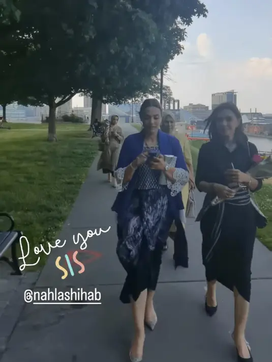 Saat wisuda, Nahla mengenakan kebaya kutu baru biru dengan detail lace di bagian bawah lengan. Dipadukan kain lilit batik warna serasi. @najwashihab.