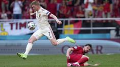 Kevin De Bruyne menjadi momok menakutkan bagi Timnas Denmark semenjak mengantikan Dries Mertens pada babak kedua. Bukan hanya mencetak gol tapi dirinya juga ikut andil dalam terciptanya gol penyeimbang bagi Belgia. (Foto: AP/Pool/Martin Meissner)