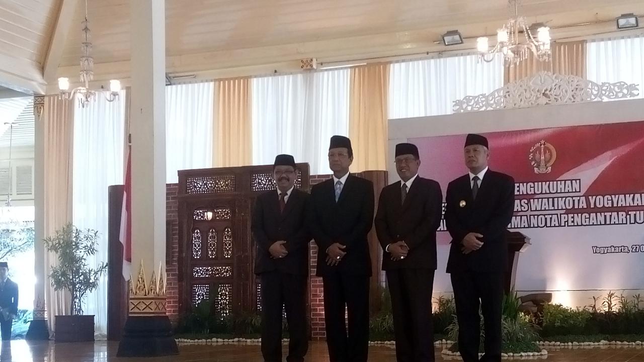  Sultan Hamengkubuwono X melantik Asisten 1 Bidang Pemerintahan dan Kesra Sekda DIY Sulistyo sebagai pelaksana tugas Wali Kota Yogyakarta 