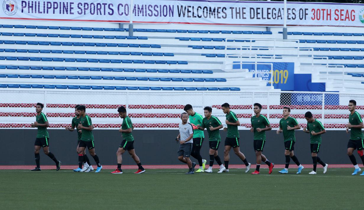 Para pemain Timnas Indonesia U-22 berlari santai saat latihan di Stadion Rizal Memorial, Manila, Rabu (27/11). Latihan ini persiapan jelang laga SEA Games 2019 melawan Singapura U-22. (Bola.com/M Iqbal Ichsan)
