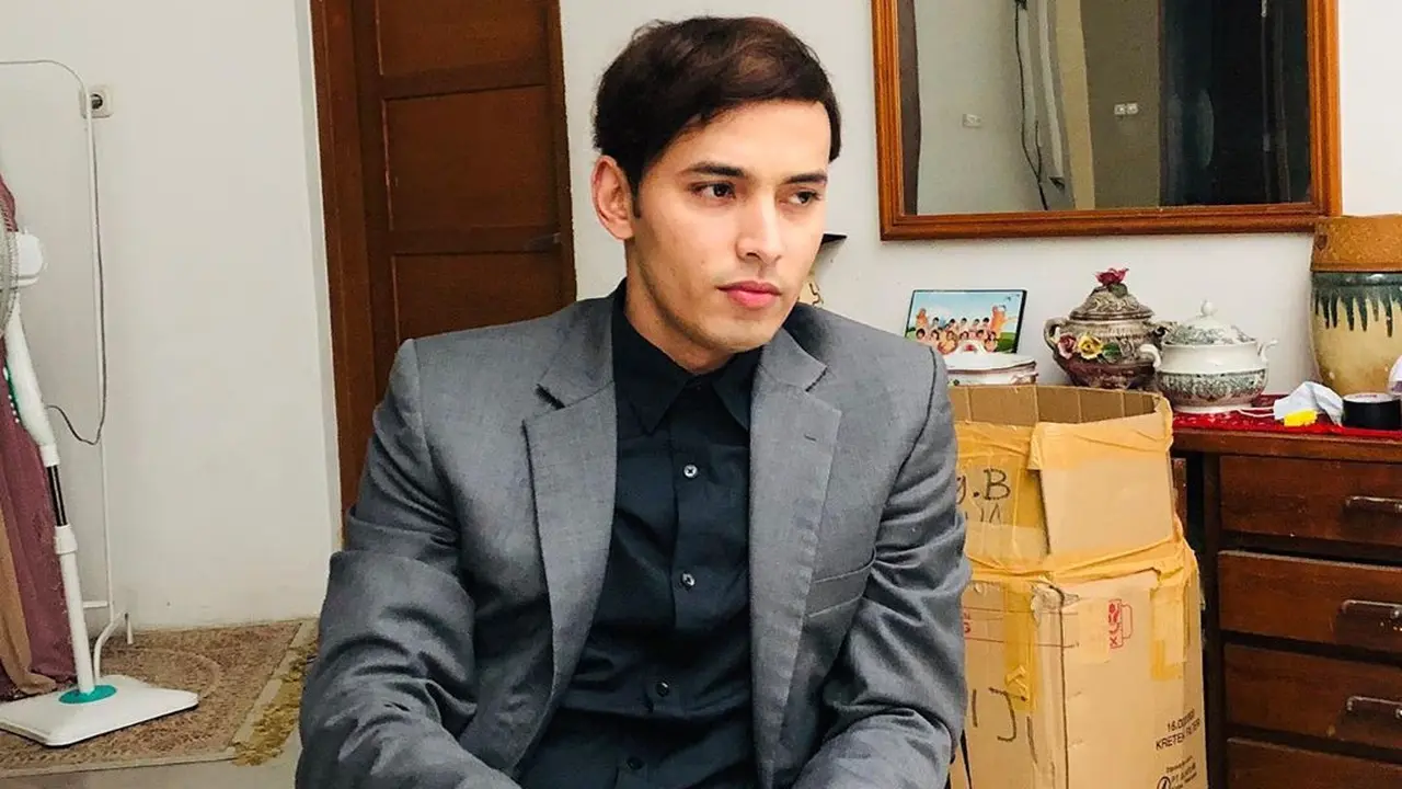 6 Potret Rifky Alhabsyi, Dulu Atlet Sepak Bola Kini Jadi Aktor 'Suara Hati Istri'