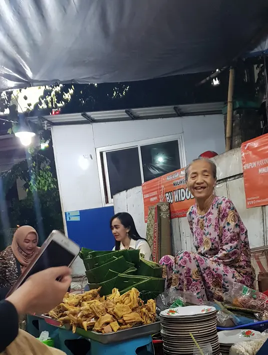 Senyuman Bu Widodo yang ramah menyambut setiap tamu yang datang di lesehan sederhananya/copyright Ayu Kinanti