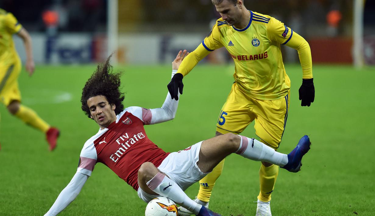Duel antara Matteo Guendouzi dan Maksim Skavysh pada leg 1,32 besar Liga Europa yang berlangsung di stadion Borisov Arena, Borisov, Jumat (15/2). Arsenal tumbang 0-1 kontra Bate Borisov. (AFP/Sergei Gapon)