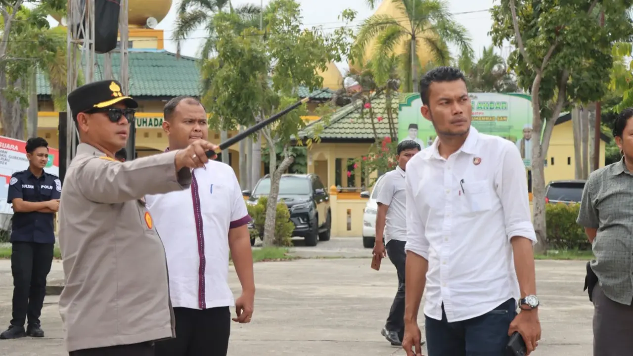 Kapolres Rokan Hulu AKBP Budi Setiyono SIK mengecek lapangan yang akan digunakan untuk kampanye akbar.