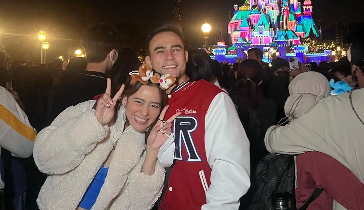 Artis dengan nama lengkap Ni Made Laura Theux ini menambah jajaran artis Tanah Air yang akhirnya melabuhkan hatinya dengan sahabat. Adu akting dalam satu judul, keduanya tidak pernah secara gamblang menyebutkan bahwa keduanya dekat. Foto kebersamaan keduanya pertama kali diunggah di Instagram saat Laura dan Indra menikmati liburan tahun baru di Disneyland Hongkong bareng Ranty Maria dan Rayn Wijaya. (Liputan6.com/IG/@laura_theux)