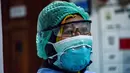 Petugas mengenakan bersiap memeriksa pelajar Indonesia yang kembali dari China dalam karantina di sebuah rumah sakit di Banda Aceh (29/1/2020). Indonesia mengirim tim evakuasi untuk memulangkan kebanyakan mahasiswa yang belajar di wilayah yang dilanda virus corona. (AFP/Chaideer Mahyuddin)