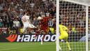 Pemain AS Roma, Chris Smailling (tengah), berhasil menyundul bola namun dapat digagalkan kiper Sevilla, Yassine Bounou (kanan), pada laga final Liga Europa 2022/2023 yang berlangsung di Puskas Arena, Budapest, Kamis (1/6/2023) dini hari WIB. (AFP/Odd Andersen)