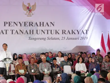 Presiden Joko Widodo memberikan sambutan saat pembagian sertifikat tanah kepada warga di Pusat Penerbangan Angkatan Darat, Pondok Cabe,  Tangsel, Jumat (25/1). Pada kesempatan ini, 40.172 sertifikat tanah dibagikan oleh Jokowi (Liputan6.com/Faizal Fanani)