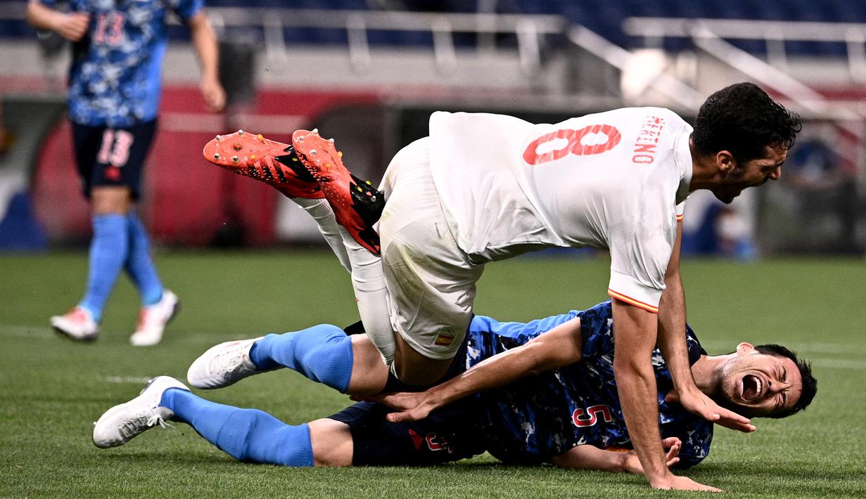 Memasuki babak kedua, tepatnya di menit ke-55, Spanyol sempat mendapat hadiah penalti usai Mikel Merino dijatuhkan Maya Yoshida di dalam kotak penalti. Usai mencermati VAR, wasit menganulir hukuman penalti dan kartu kuning untuk Maya Yoshida. (Foto: AFP/Anne-Christine Poujoulat)