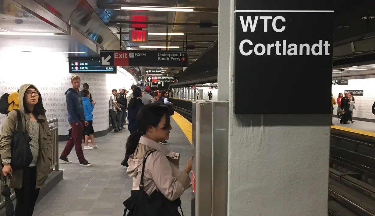 Penumpang menunggu kedatangan kereta bawah tanah di subway Cortlandt Street station yang baru dibuka lagi di New York, Minggu (9/9). Kini masyarakat dapat menggunakan lagi stasiun subway yang dibangun kembali pada 2015 lalu itu. (AFP/Thomas URBAIN)
