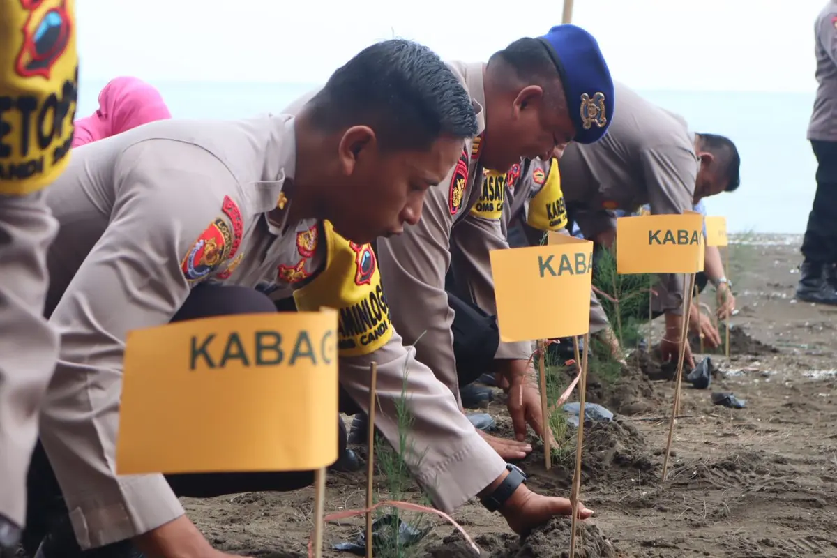 Penamanan 800 bibit cemara laut di Pantai Widuri, Pemalang. (Foto: Liputan6.com/Humas Polres Pemalang)