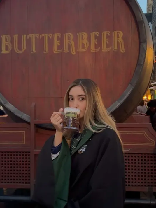 Tampil dengan jubah penyihir Slytherin, sosok Ranty Maria terlihat tampil menawan. Banyak netizen memuji penampilannya tersebut dalam media sosial. Momen seru dalam liburannya ini pun banyak diabadikan dalam media sosial Instagramnya.  (Liputan6.com/IG/@rantymaria)