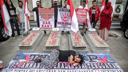 Replika Kuburan yang ditampilkan Aliansi Masyarakat Anti Mafia Tambang selama aksi mogok makan di Kantor Komnas HAM, Jakarta, Selasa (13/12/2022). Aksi mogok makan dilakukan 17 peserta sebagai bentuk perlawanan atas dugaan tindakan pelanggaran HAM oleh PT. Amman Mineral yang merupakan tambang terbesar nomor dua di Indonesia. (Liputan6.com/Faizal Fanani)