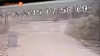 WHOOPS Pria Ini Nyaris Tertabrak Kereta Saat Mengendarai Motor