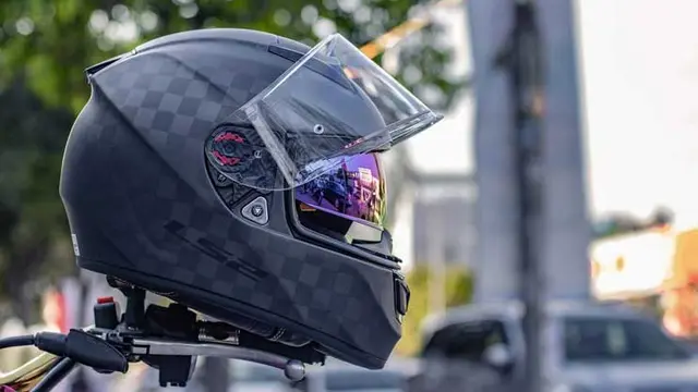 Jangan meletakkan helm di kaca spion