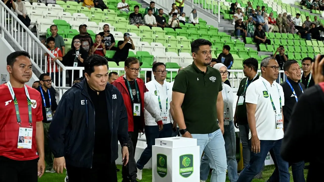 Gubernur Sumut Bobby Nasution bersama Erick Thohir di pembukaan Pegadaian Championship