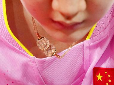 Atlet tenis meja, China, Chen Meng, mengenakan kalung berbentuk raket pada pertandingan perebutan medali emas tunggal putri tenis meja Olimpiade Musim Panas 2020 di Tokyo, Jepang, Kamis (29/7/2021). (Foto:AP/Kin Cheung)
