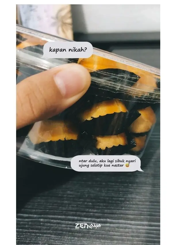 7 Meme Susah Cari Ujung Selotip Toples Kue Lebaran Ini Relate Banget