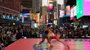 Pegulat dari AS, Zahid Valencia (biru) saat melawan Mojtaba Goleij dari Iran pada kejuaraan gulat Beat the Streets, Times Square, New York (19/5). Pertandingan gulat ini sontak dipadati penonton karena digelar ditengah kota terbuka. (REUTERS/Adrees Latif)