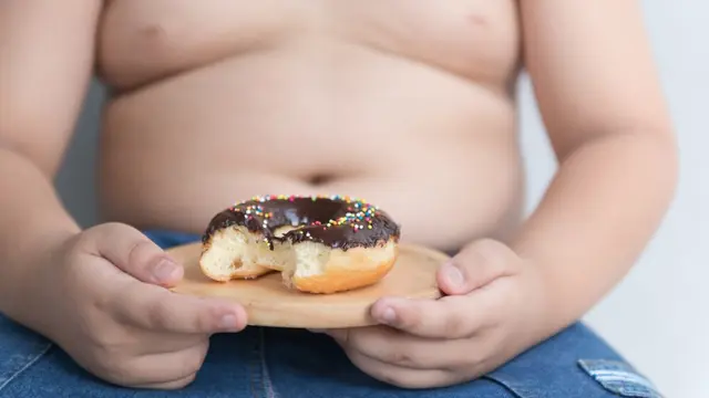 Ilustrasi anak obesitas/freepik.com/kwanchaichaiudom