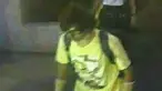 Pria berkaos kuning membawa tas ransel terlihat berjalan di dekat kuil Erawan, di mana ledakan bom menewaskan 22 orang di Bangkok, Thailand (18/8/2015). Kepolisian Thailand merilis gambar diduga tersangka peledakan. (REUTERS/Thai Police)