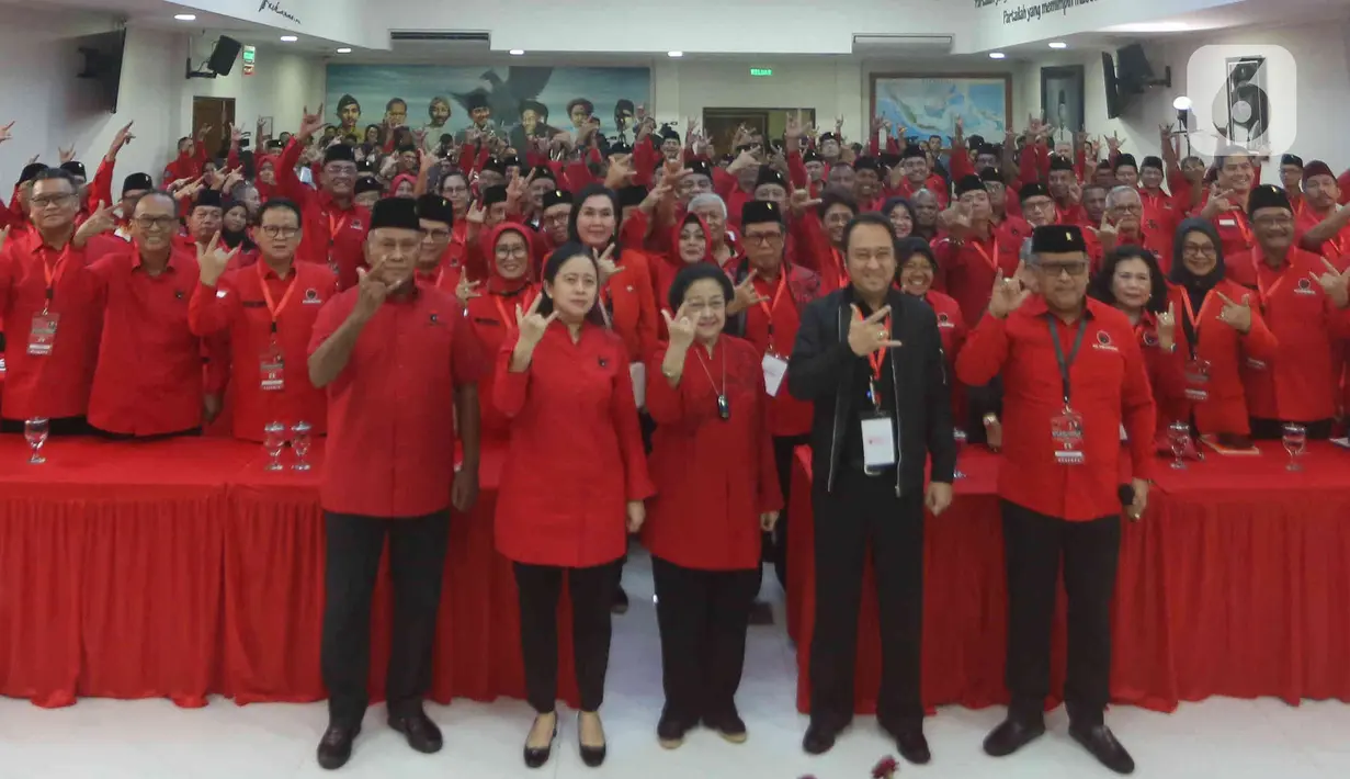Ketua Umum PDI Perjuangan Megawati Soekarnoputri berfoto bersama Sekjen DPP PDIP Hasto Kristiyanto, Ketua DPP PDIP Puan Maharani dan Prananda Prabowo dalam penutupan Rakernas III PDI Perjuangan di Jakarta, Kamis (8/6/2023). (Liputan6.com/Herman Zakharia)
