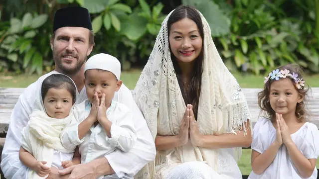 [Bintang] 8 Artis Indonesia yang Punya Suami Warga Negara Asing