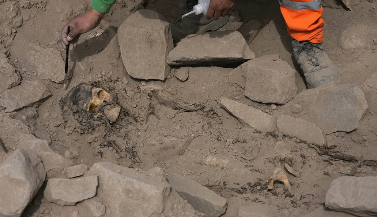 <p>Seorang arkeolog menggali mumi pra-Hispanik yang ditemukan di sebelah lapangan latihan tim sepak bola profesional Peru di lingkungan El Rimac, Lima, Peru, Kamis (15/6/2023). Penggalian hingga penemuan mumi dilakukan mahasiswa dari Universitas San Marcos dan sejumlah arkeolog. (AP Photo/Martin Mejia)</p>