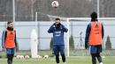 Striker Argentina, Lionel Messi, saat mengikuti sesi latihan jelang laga persahabatan di Moscow, Rusia, Selasa (7/11/2017). Argentina akan berhadapan dengan Rusia dan Nigeria. (AFP/Kirill Kudryavtsev)
