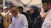 Ketum PAN Zulkifli Hasan didampingi Ketua DPW PAN Jawa Barat Desy Ratnasari membagikan beras kepada masyarakat di Solo, Jawa Tengah. (Liputan6.com/Elza Hayarana Sahira)