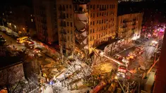 Petugas pertolongan pertama bekerja di lokasi bangunan apartemen yang runtuh di wilayah Bronx, New York, Amerika Serikat, Senin (11/12/2023). (AP Photo/Yuki Iwamura)