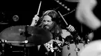 Drummer Foo Fighters Taylor Hawkins tampil pada pemutaran perdana Studio 666 di Fonda Theatre, Hollywood, Los Angeles, California, Amerika Serikat, 16 Februari 2022. Taylor Hawkins meninggal dunia pada usia 50 tahun. (Rich Fury/Getty Images/AFP)