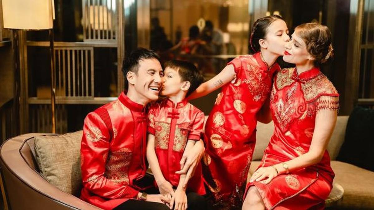 5 Potret Daniel Mananta dan Viola Maria Ajak Anak Photoshoot Bertema Imlek, Memesona Berbusana Serba Merah