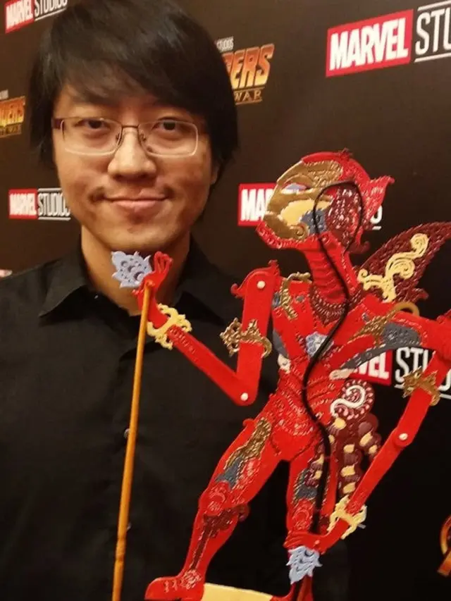 Keren, Komikus Indonesia Beri Wayang Kulit Kepada Pemain Avengers: Infinity Wars
