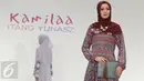 Model memeragakan busana karya Itang Yunasz berlabel Kamilaa di Pasar Tanah Abang, Jakarta, Kamis (9/3). Itang menjadikan motif batik dan tenun dalam koleksi terbarunya menyambut Ramadhan dan Idul Fitri 1438 H. (Liputan6.com/Immanuel Antonius)