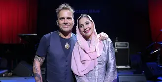Ayu Azhari dan suaminya, Mike Tramp menggelar sebuah showcase dengan tema budaya Indonesia bertajuk Love Production Peduli Budaya. (Adrian Putra/Bintang.com)