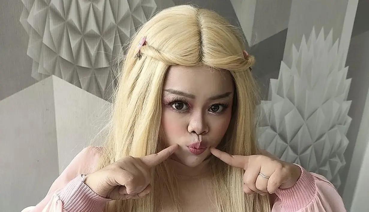 Cosplay Kekeyi ini memunculkan perdebatan di kolom komentar media sosialnya. Ada yang menyemangati hingga ada yang menyebut lebih mirip Annabelle.  [Instagram/@rahmawatikekeyiputricantikka23]