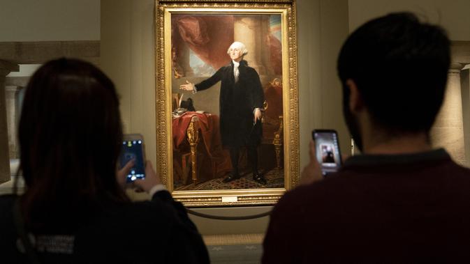 Pengunjung mengamati lukisan mantan presiden Amerika Serikat George Washington dalam pameran bertajuk 