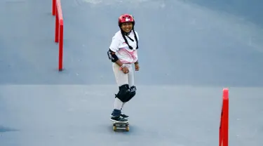 Skateboarder Indonesia Aliqqa Novvery pada sesi latihan jelang Asian Games 2018 di arena roller sport Jakabaring Sport City, Palembang, Senin (27/8). Aliqqa (9) merupakan atlet termuda pada ajang olah raga Asian Games. (ANTARA FOTO/INASGOC/M N Kanwa)