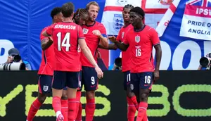 Harry Kane #9 Inggris merayakan gol pertama timnya bersama rekan-rekan setimnya selama pertandingan persahabatan internasional antara Timnas Inggris dan Selandia Baru di Stadion Raymond James pada 6 Juni 2026 di Tampa, Florida. (Rich Storry/Getty Images via AFP)