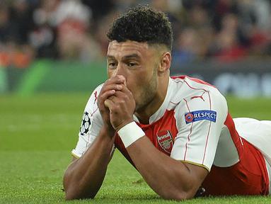 Ekspresi pemain Arsenal, Alex Oxlade-Chamberlain usai gagal mencetak gol ke gawang Olympiakos pada laga Liga Champions di Stadion Emirates, Inggris, Rabu (30/9/2015). Arsenal takluk 2-3. (AFP Photo/Glyn Kirk)