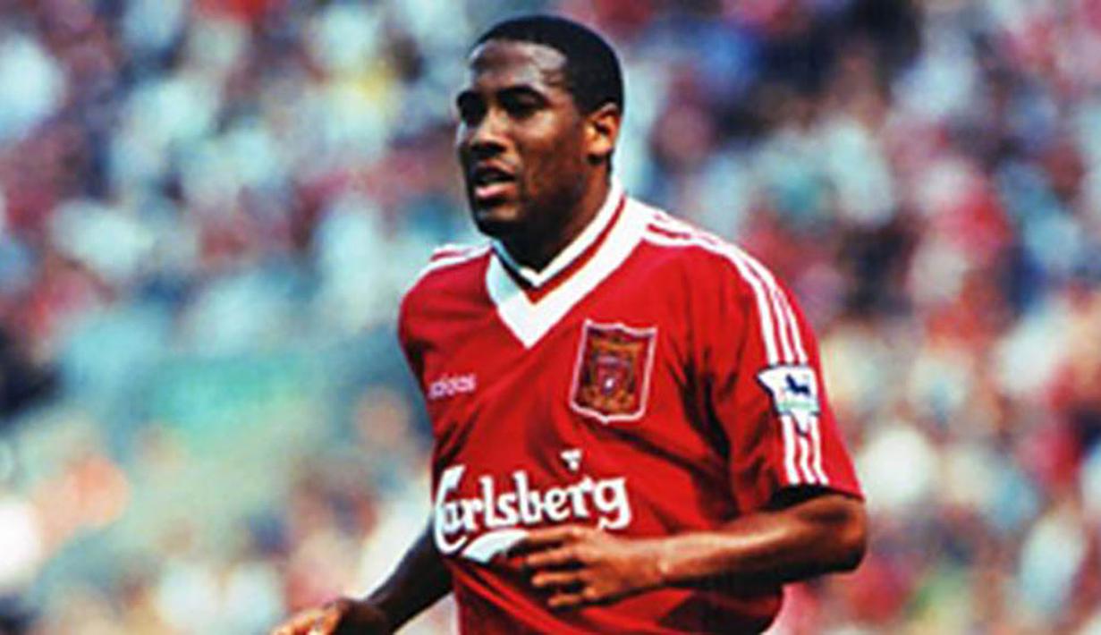 John Barnes, sayap kiri Liverpool era 80 hingga 90an. Berhasil tampil sebanyak 314 kali bersama The Reds dan berhasil mencetak 84 gol. (Istimewa)