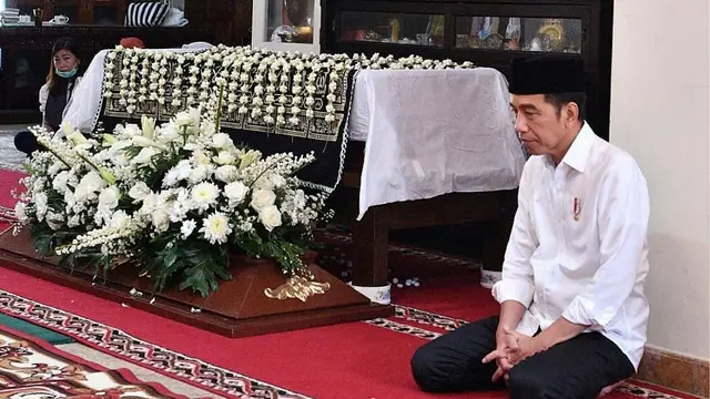 7 Momen Jokowi Kuburkan Ibundanya, Turun Langsung ke Liang Lahat