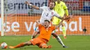 Georginio Wijnaldum (C) of the Netherlands fights for the ball with Vladimir Darida selama pertandingan Grup A kualifikasi Euro 2016 di Amsterdam, Belanda, Rabu (14/10/2015). Belanda kalah dengan skor  2-3. (REUTERS/Toussaint Kluiters)