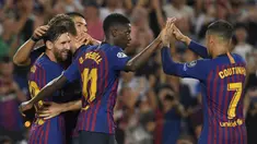 Para pemain Barcelona merayakan gol yang dicetak Lionel Messi ke gawang PSV Eindhoven pada laga Liga Champions di Stadion Camp Nou, Barcelona, Selasa (18/9/2018). Barcelona menang 4-0 atas PSV. (AFP/Lluis Gene)