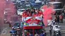 Senyum semringah para penyumbang medali Indonesia di Olimpiade Rio 2016 saat arak-arakan melintas menuju Istana Negara, Jakarta, Rabu (24/8). Arak-arakan para pahlawan olahraga itu mendapatkan perhatian dari masyarakat Jakarta. (Liputan6.com/Angga Yuniar)