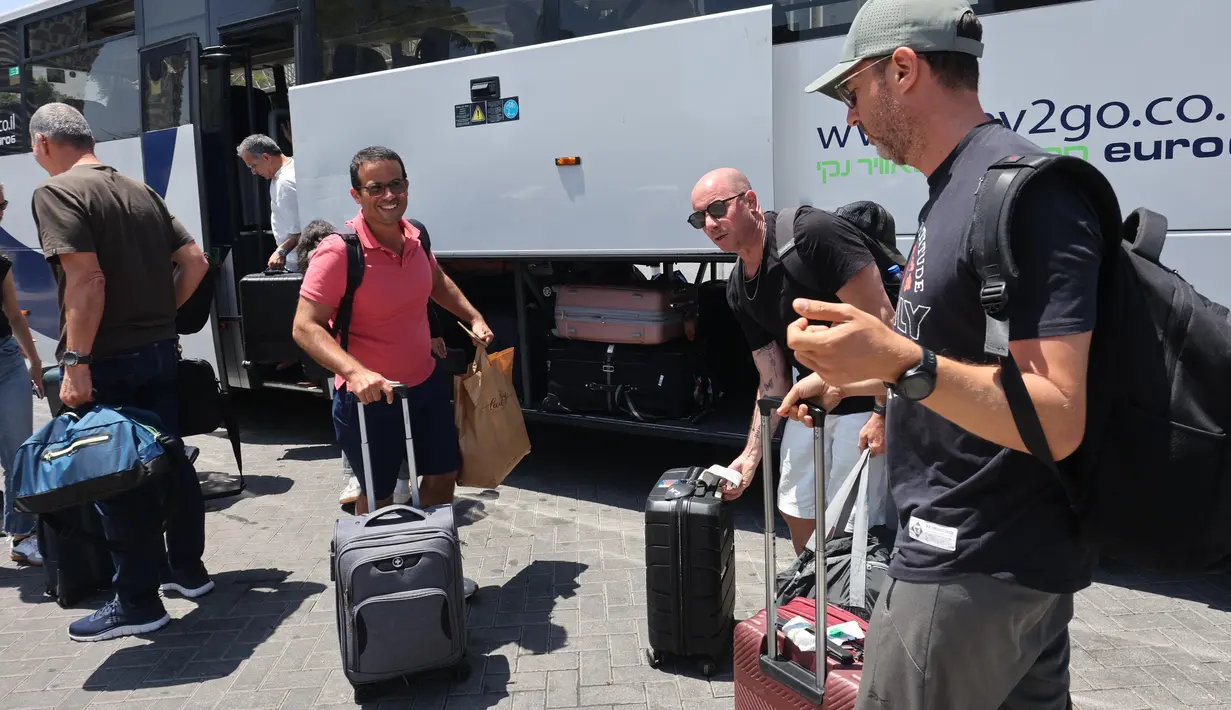 Menteri Transportasi Israel, Miri Regev mengatakan pada Selasa (17/6/2025) bahwa ada sekitar 100.000 warga hingga 150.000 warga Israel terdampar di luar negeri akibat pembatalan sejumlah penerbangan. (GIL COHEN-MAGEN/AFP)