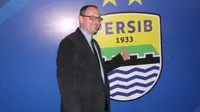 Dejan Antonic berpose di depan logo Persib Bandung (Okan Firdaus/Liputan6.com)