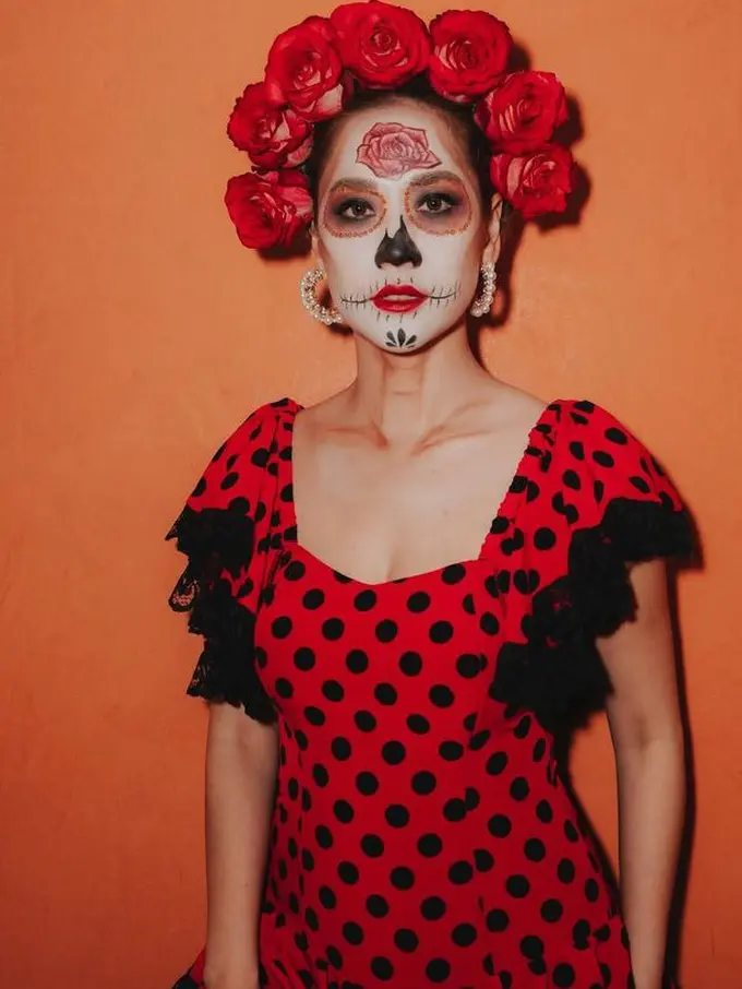 Gaya Bunga Citra Lestari dan Suami saat Halloween sebagai Catrina