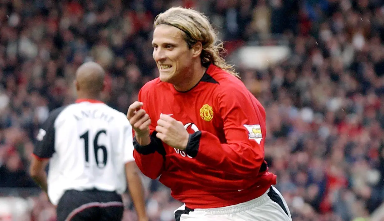 2. Diego Forlan - Kesempatan bermain yang jarang didapat membuat Diego Forlan memilih hengkang dari Old Trafford pada 2004 menuju Villareal dan menjadi Topskorer La Liga dengan 25 gol di musim perdananya. (AFP/Paul Barker)